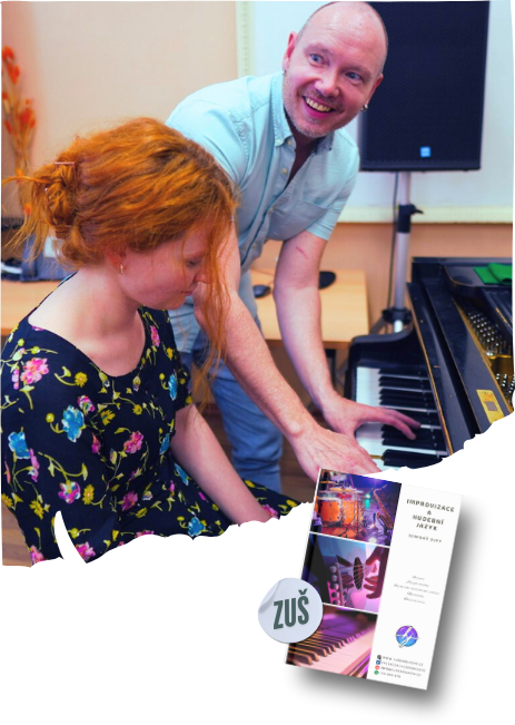 Lektor vede žákyni při improvizaci u klavíru