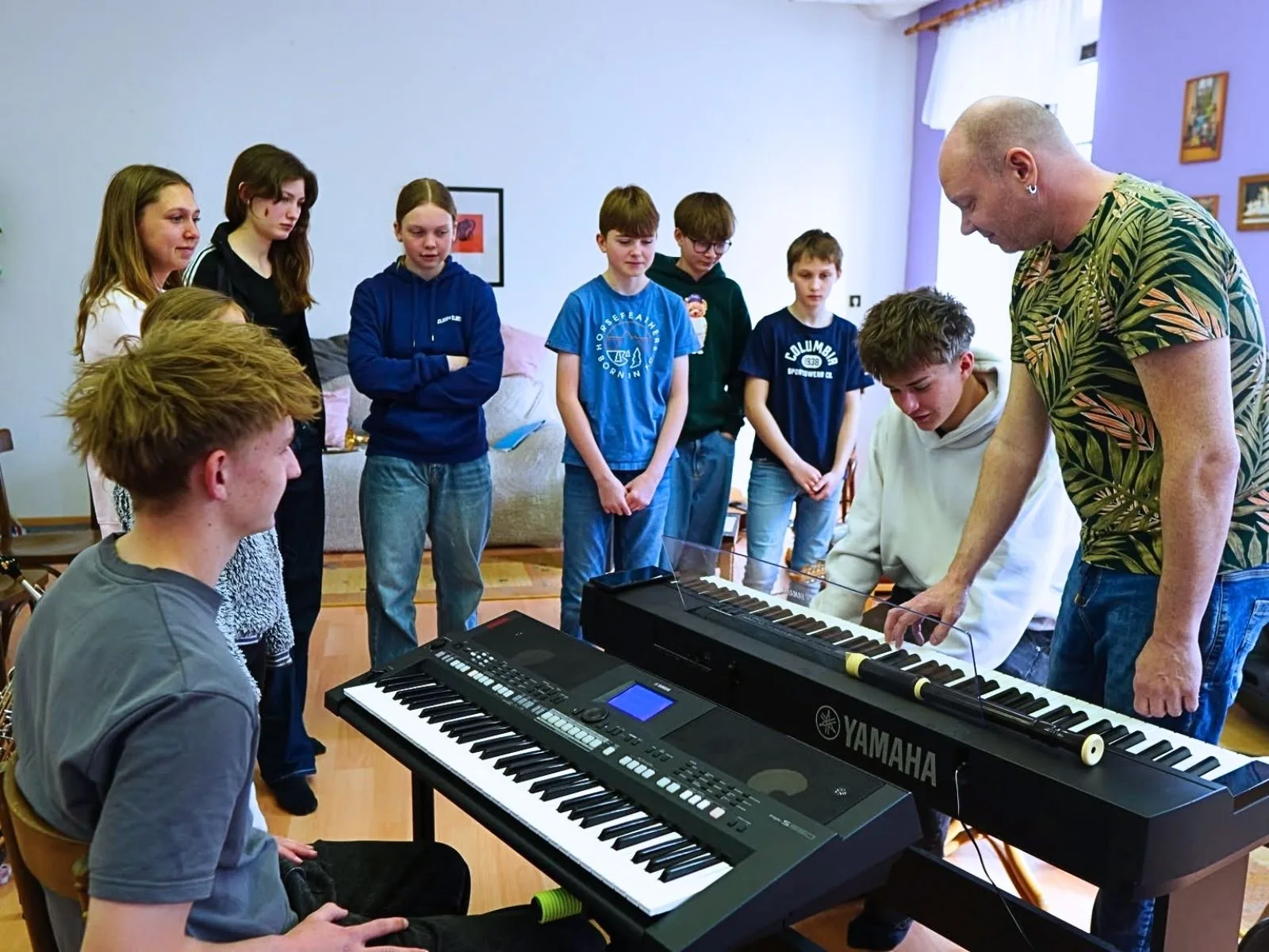 Bubnovací kruh pedagogů ZUŠ s lektorem uprostřed
