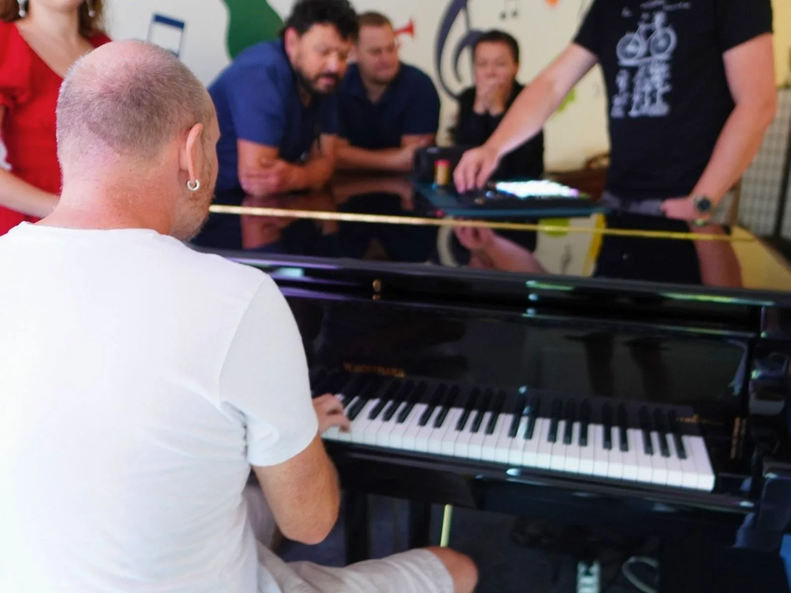 Pedagogové na jazzovém workshopu se saxofony a klavírem