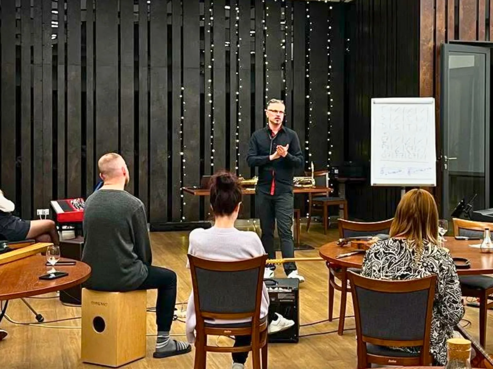 Pedagogové na jazzovém workshopu se saxofony a klavírem