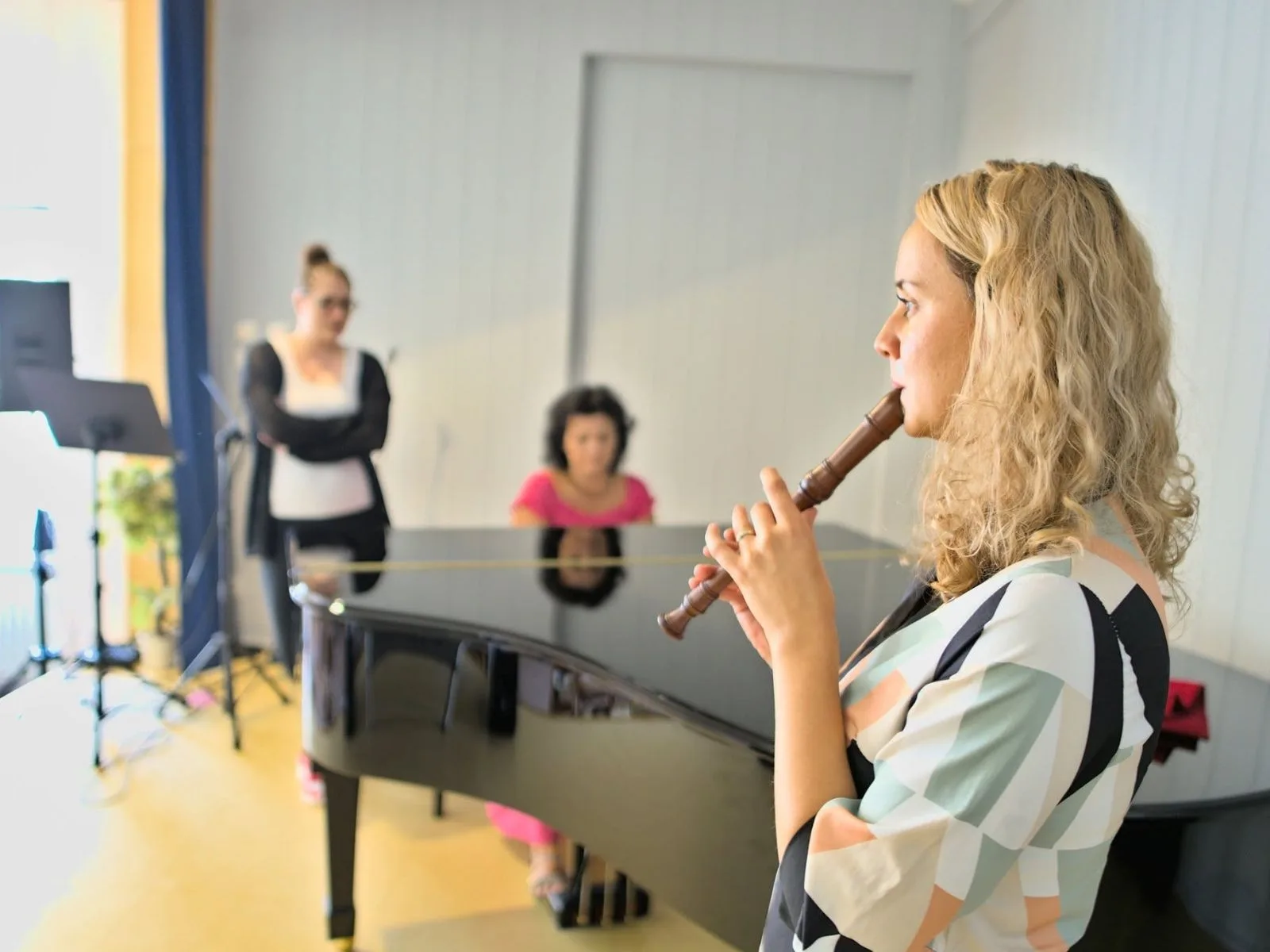 Cimbalistka a kytarista při společné improvizaci na kurzu