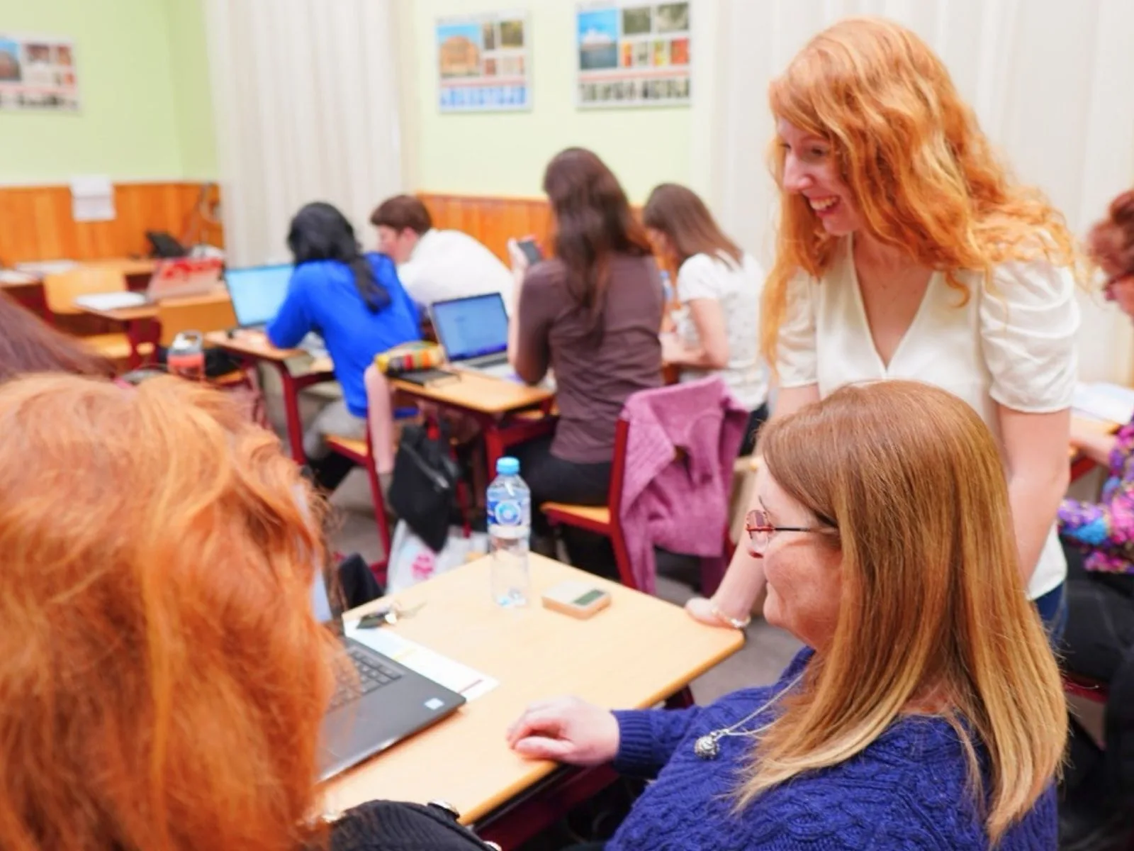 Lektorka při práci s pedagogy v učebně