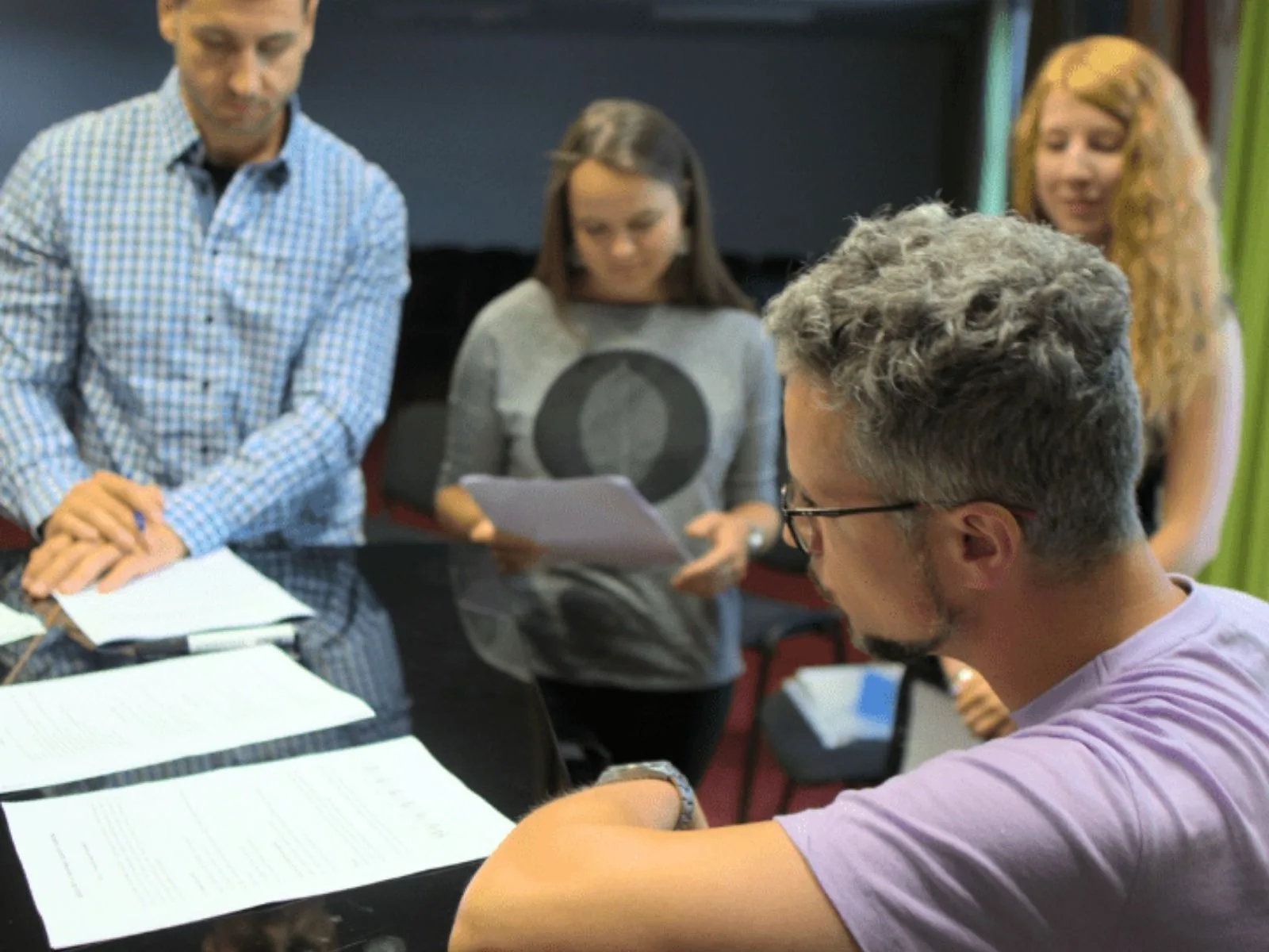 Pedagogové na jazzovém workshopu se saxofony a klavírem